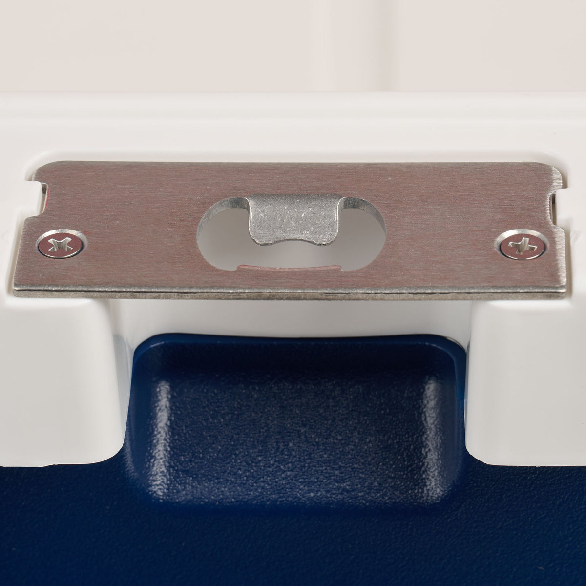 trailmate-75-qt-roller-cooler-p4 00035111-BO.jpg